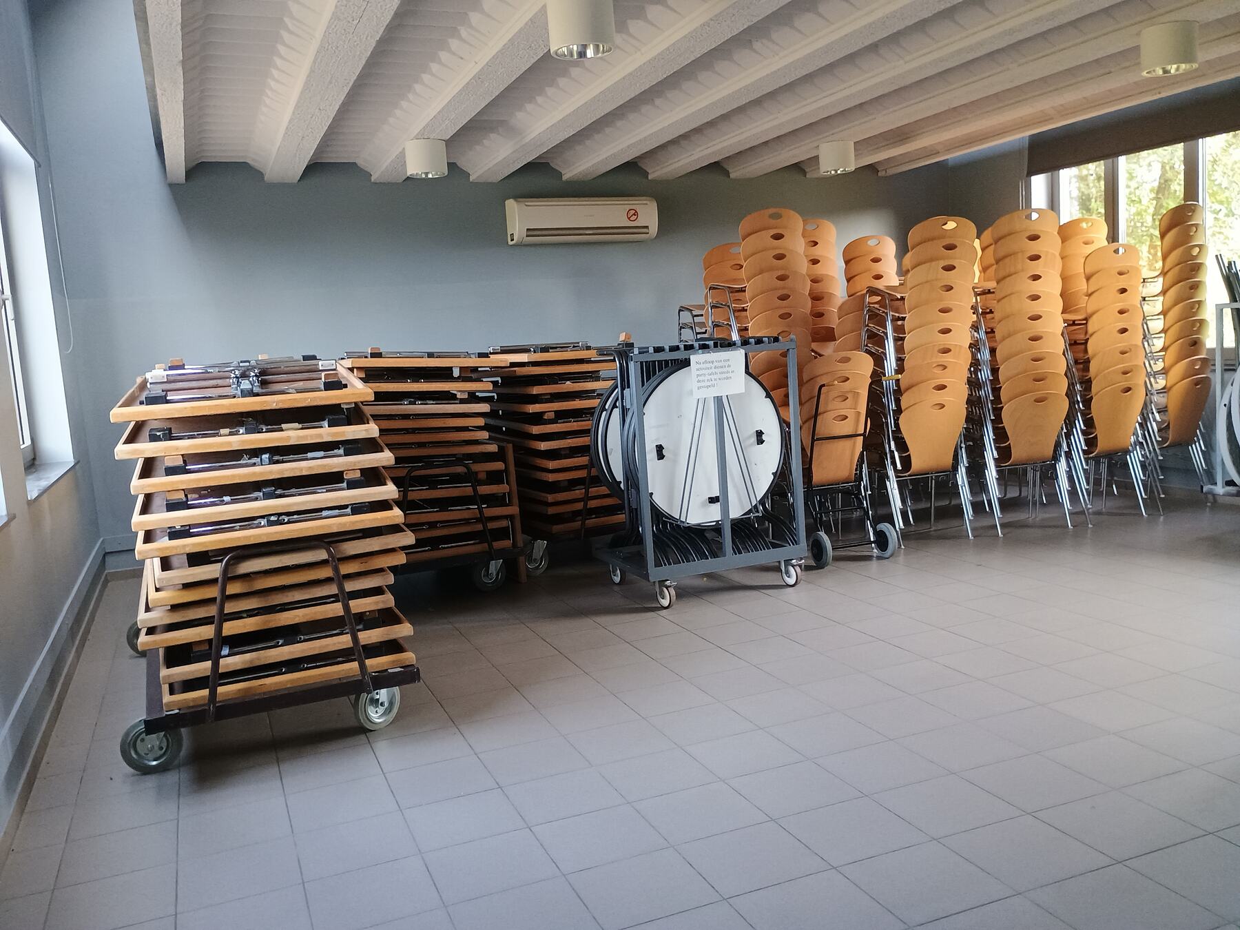 Plooitafels, partytafels en stapelstoelen op karren
