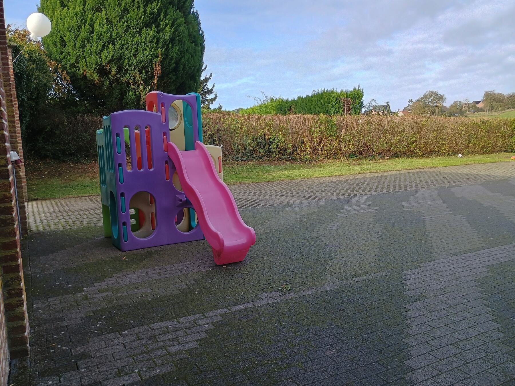Speeltuig met glijbaan voor kinderen